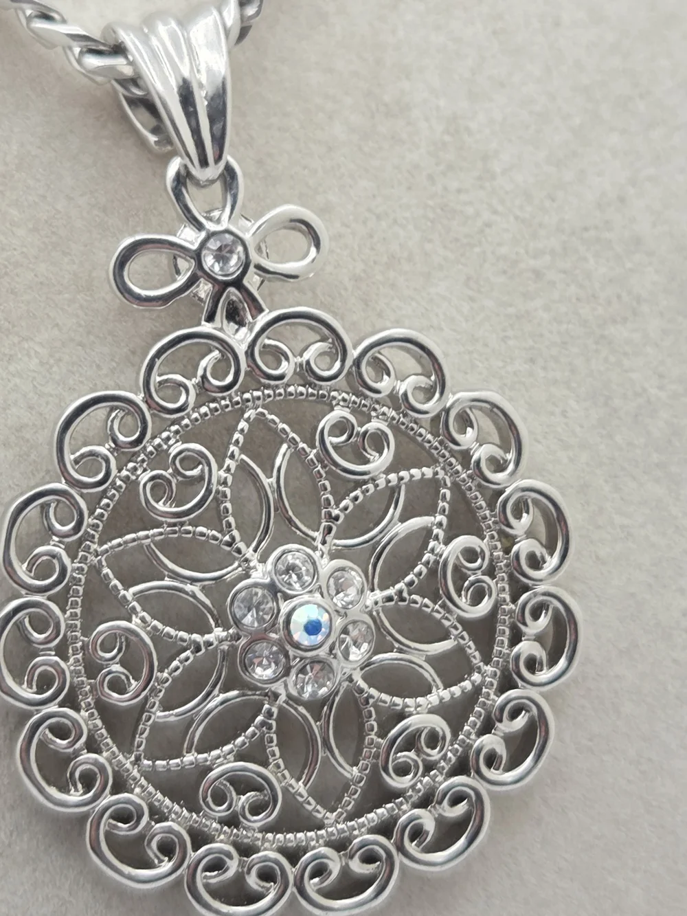 Silver Tone Openwork Floral Mandalla Pendant Necklace Rhinestone Accent 18